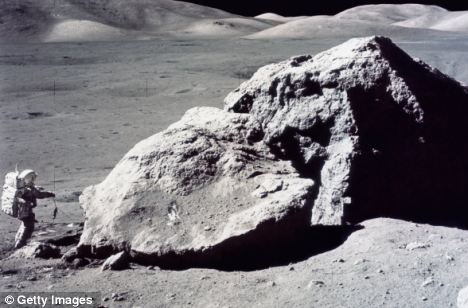 1972年“阿波罗17号”任务是美国在20世纪的最后一次登月。照片中，美国地质学家兼宇航员哈里森·哈甘·施密特正在月球表面采集岩石样本。
