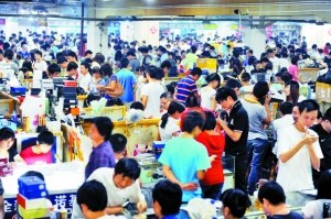 目前全国手机保有量达1.9亿部，其中一些手机将很快变成电子垃圾，成为家庭和社会的负担。 深圳商报记者 胡嘉伟 摄