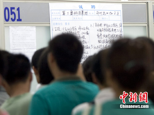 8月5日，河南郑州，设在河南省人才交流中心051、052号展位的富士康招聘现场人头攒动、水泄不通。当日，富士康在郑州举行招聘会。中新社发 王中举 摄