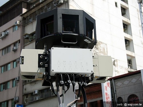 跟一般街景车一样，谷歌街景三轮车也配备有摄影机设备，总共拥有9个摄影机，能拍摄8个方位，包括上面拍摄天空的摄影机。