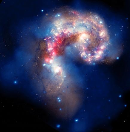 星系剧烈碰撞(图片提供：NASA and ESA)