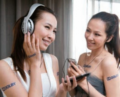 展会上的模特在试听带有杜比技术的耳机。如今在视听产品市场，杜比显然已经成为了一种标准配置