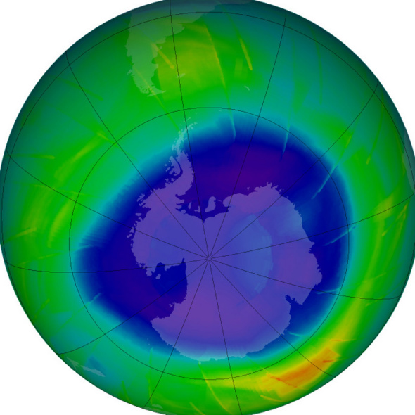 该图显示的是2009年臭氧层空洞的大小和形状。由于下令禁止使用有害化学物质氟氯化物，地球上层大气里的保护层臭氧层已经停止变薄，它的大部分应该会在本世纪中期得到恢复。