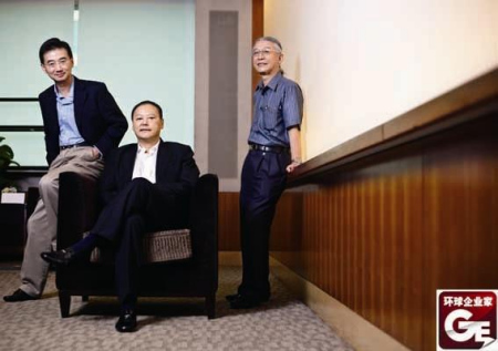 (周永明(前坐者)、刘庆东(右)王景弘是HTC的经营核心人物)