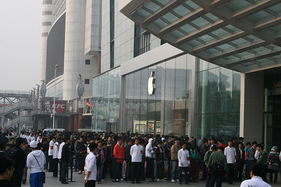 iPhone4内地开售苹果西单店千人排队(组图)