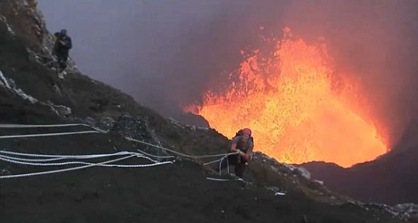 一名攀爬者在陡峭的岩壁上下降500米,朝着可怕的马鲁姆火山高温进发.