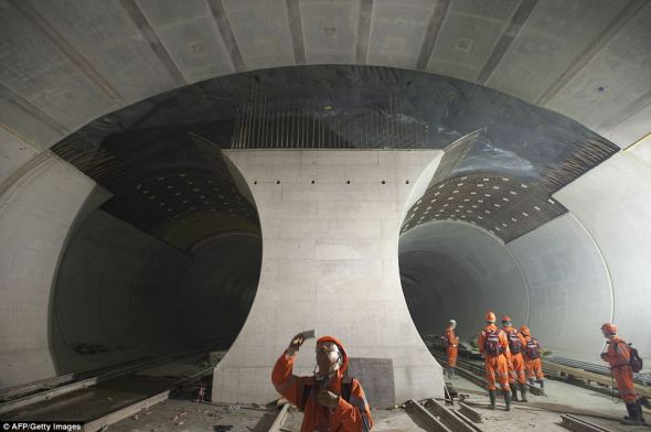 哥达基线隧道将于2017年正式开通运行，将大大减少通过瑞士山村的重型货运卡车的数量