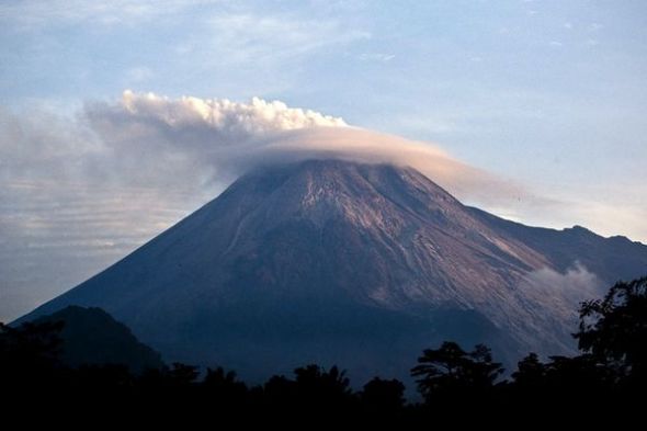 默拉皮火山再度喷发(图片提供：Ulet Ifansasti, Getty Images)