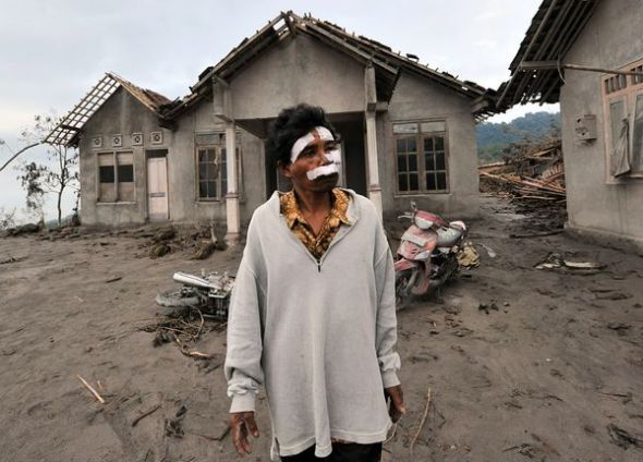 [转载]印尼村庄遭受火山破坏惨景:幸存者失魂落魄