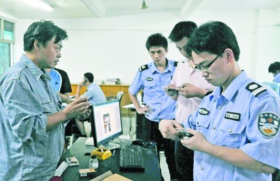 这是福建省南安市水头镇派出所的民警们在看沈浩所提供的寻人资料 这是福建省南安市水头镇派出所的民警们在看沈浩所提供的寻人资料