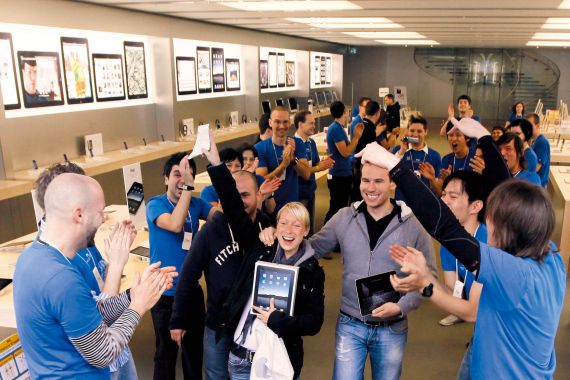 5月28日，德国法兰克福一家苹果专卖店内，工作人员正在向第一个购买到苹果iPad的顾客祝贺