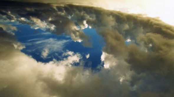 天空中的云形成一个巨大的“蓝心”图案。