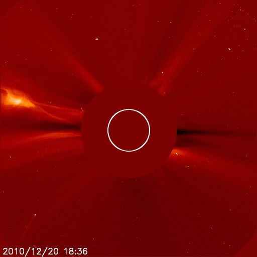 这是一颗SOHO探测器拍摄到的掠日彗星，它正冲向太阳。它最早由波兰彗星搜寻者迈克·库萨克(Michal Kusiak)发现