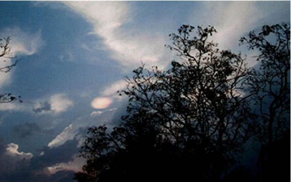 2004年3月在斯里兰卡哈巴拉纳拍到的照片。目击者表示他只能用核爆解释这种神秘现象。