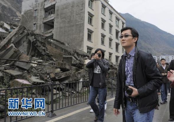 4月7日,马化腾(右)在参观老北川县城地震遗址。 4月7日,马化腾(右)在参观老北川县城地震遗址。