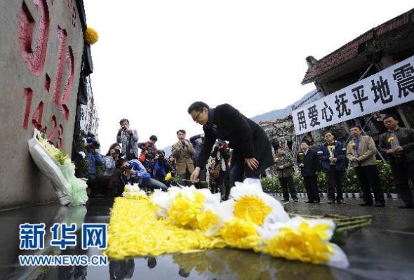 4月7日,老北川县城,张朝阳为“5·12”地震遇难者送上鲜花。新华社记者 李桥桥摄 4月7日,老北川县城,张朝阳为“5·12”地震遇难者送上鲜花。新华社记者 李桥桥摄