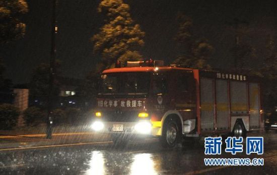 5月20日，救援车从富士康集团鸿富锦成都公司抛光车间爆炸事故现场驶过。新华社记者李桥桥摄