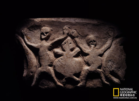 在哥贝克力之后一千年发现的定居点出土的石灰石碗上，两个小人与一只动物一起舞蹈，人类刚开始驯服牲畜时，动物是重要的象征符号，可能代表通往神界的向导
