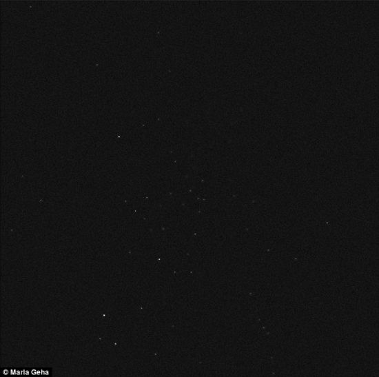 这是经过处理的图像：将所有不属于赛吉尔-1星系的恒星移出视野后看到的景象，不愧为“最暗弱”的星系