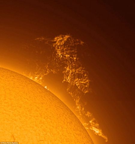 壮观的太阳特写照，由英国达尔顿的业余天文学家安迪-德维利用望远镜拍摄