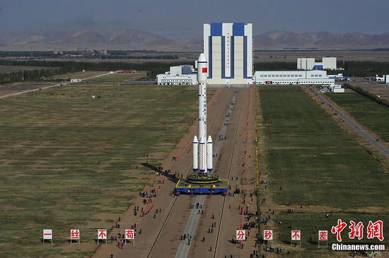 图为转运途中。中新社发 宿东 摄 