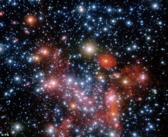 经过16年的研究，天文学家证实这张从近红外线范围拍摄的图片显示的是潜伏在我们的星系中心的一个巨大黑洞
