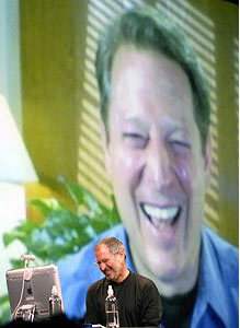 ǲ˹ǰͳ(Al Gore)ͨiChat Video졣Ƭ2003623յƻȫ򿪷ߴ(¼ơWWDC)