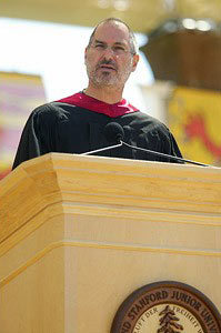 2005年6月12日，乔布斯在斯坦福大学毕业典礼上发表演讲。