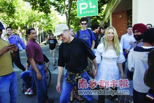 On July 29, 2007, steve Qiaobusi and wife appear in California city handkerchief hand in hand the malic brand shop of city of Luo Ao graph. 