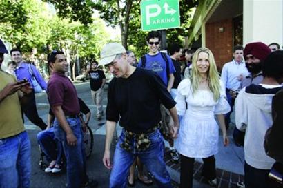 In July 2010, qiao Busi and wife hand pull a hand to walk out of malic door inn, be recognized by the citizen. IC data picture