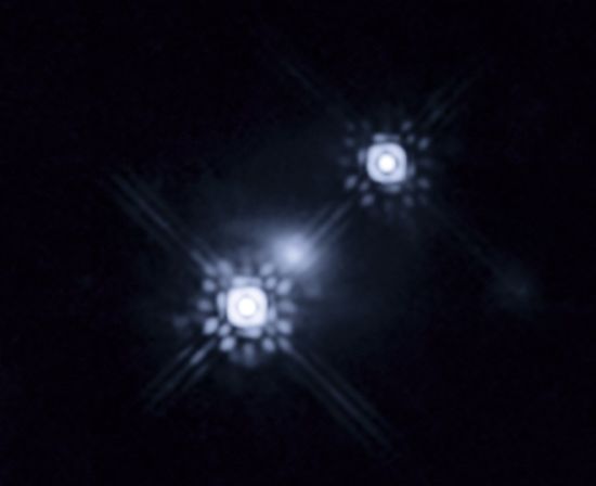 借助引力透镜效应，哈勃空间望远镜首次直接拍摄到一个极遥远黑洞周围的盘状结构