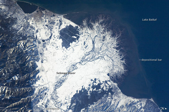 每日卫星照：俄罗斯色楞格河三角洲雪景