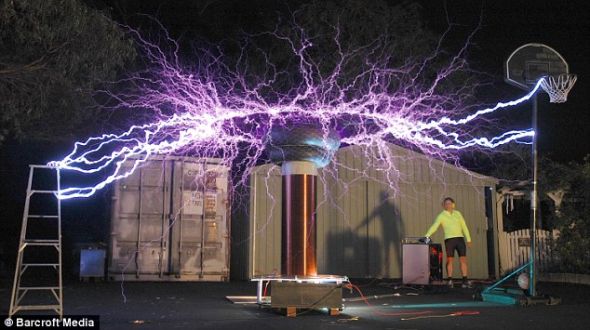 美工程师拟造世界最大闪电机:可放射70米电弧