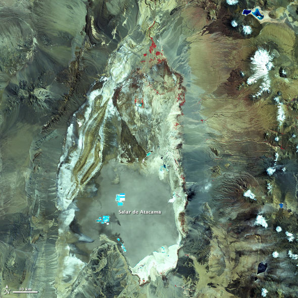 每日卫星照：智利阿塔卡马盐水湖