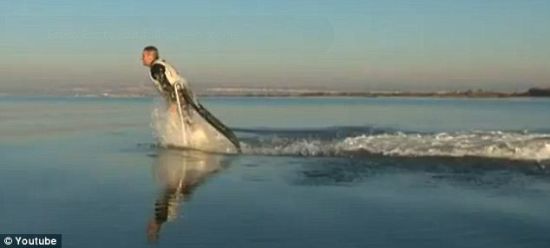 佩戴喷水背包Flyboard的弗兰克-扎帕塔跃出水面