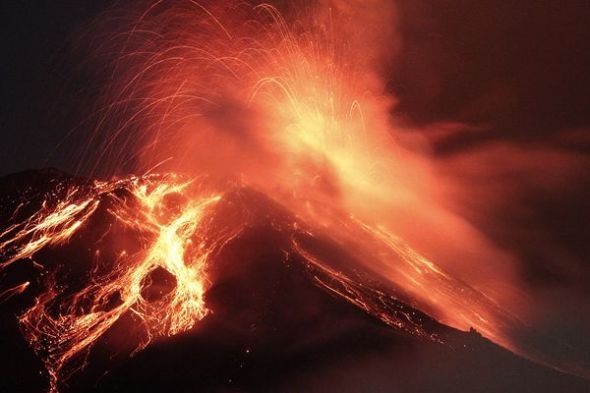 厄瓜多尔火山壮观喷发:炽热熔岩似液态焰火