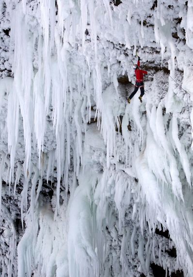 加拿大攀冰高手威尔-加德，他与伦敦好友蒂姆-埃米特经受住零下25摄氏度的低温考验，最后用了4个小时征服加拿大不列颠哥伦比亚省的汉默肯瀑布，成为这个450英尺(约合137米)高的瀑布的第一个征服者