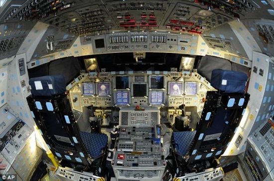 美国亚特兰蒂斯号航天飞机驾驶舱曝光(图)