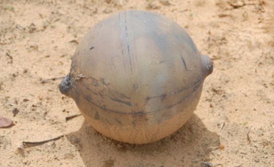 坠落纳米比亚一偏远地区的神秘金属球，落地时砸出一个深12英寸(约合30米)的大坑