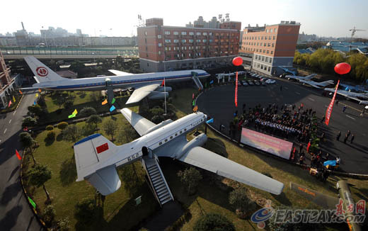 今天上午，原上海航宇科普中心经提升改造升级为“上海航空科普馆”，正式开馆亮相。在外场展区，以中国军机为主的十余架不同类型的飞行器实物依次排开，夺人眼球