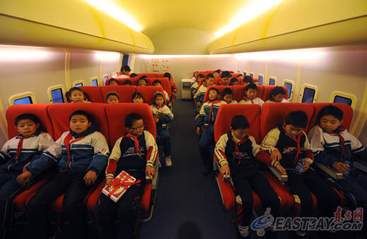 孩子们在大飞机内，体验舒适的机舱环境