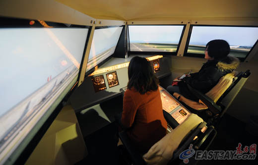 在体验展区的飞行体验室内，参观者可以进入1:1还原真实飞机驾驶舱仪表及操纵设备的飞行模拟舱，体验当飞行员的感觉