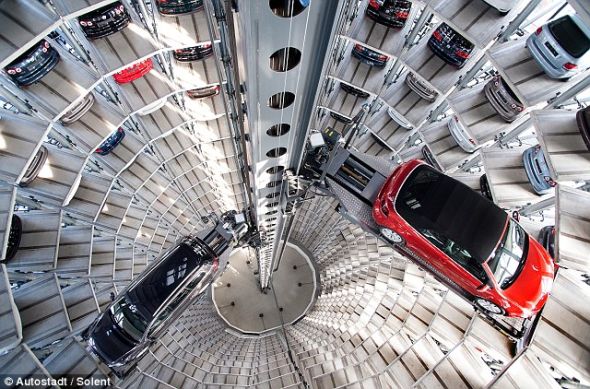 德国大众建造的带有未来派色彩的汽车存放塔