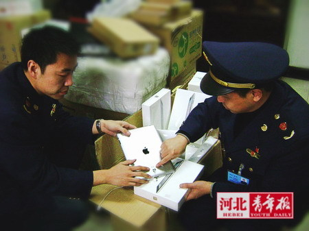工商执法人员清理被查扣的苹果iPad2