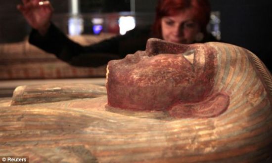 世界文明管理员亨丽埃塔-里奇正在爱丁堡迷人木乃伊展看一口棺材，这次展览从本周末开始，并将一直持续到5月