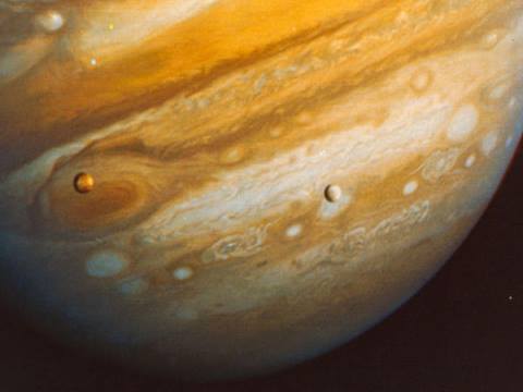 天文学家表示太阳系最大又拥有卫星数最多的木星，再度发现2颗新卫星，累计卫星总数已达66颗。