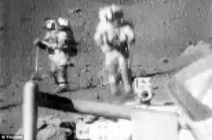 两名宇航员一边唱歌，一边蹦蹦跳跳。
