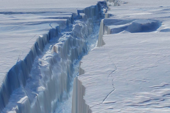 南极洲松岛冰川大裂缝