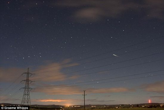 天文爱好者格拉默-威普斯拍摄的一幅照片，展现了苏格兰北部夜空中出现的一颗流星