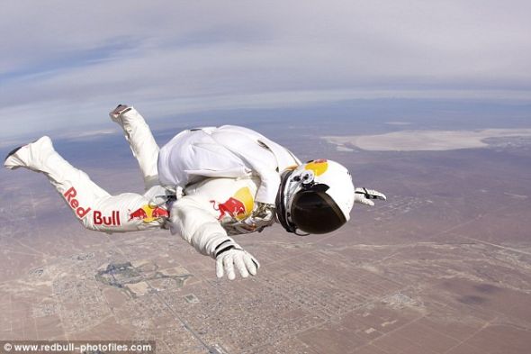 鲍姆加特纳是一位跳伞高手，希望能够再创造4项新的世界纪录